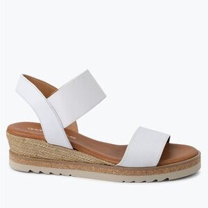 NWT Andre Assous White Leather Sandals.